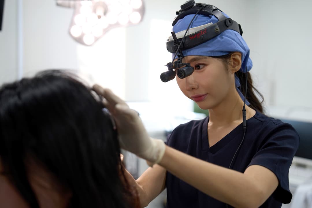 모디헤어플란트 유화정 원장의 모발이식 상담과 두피 진단