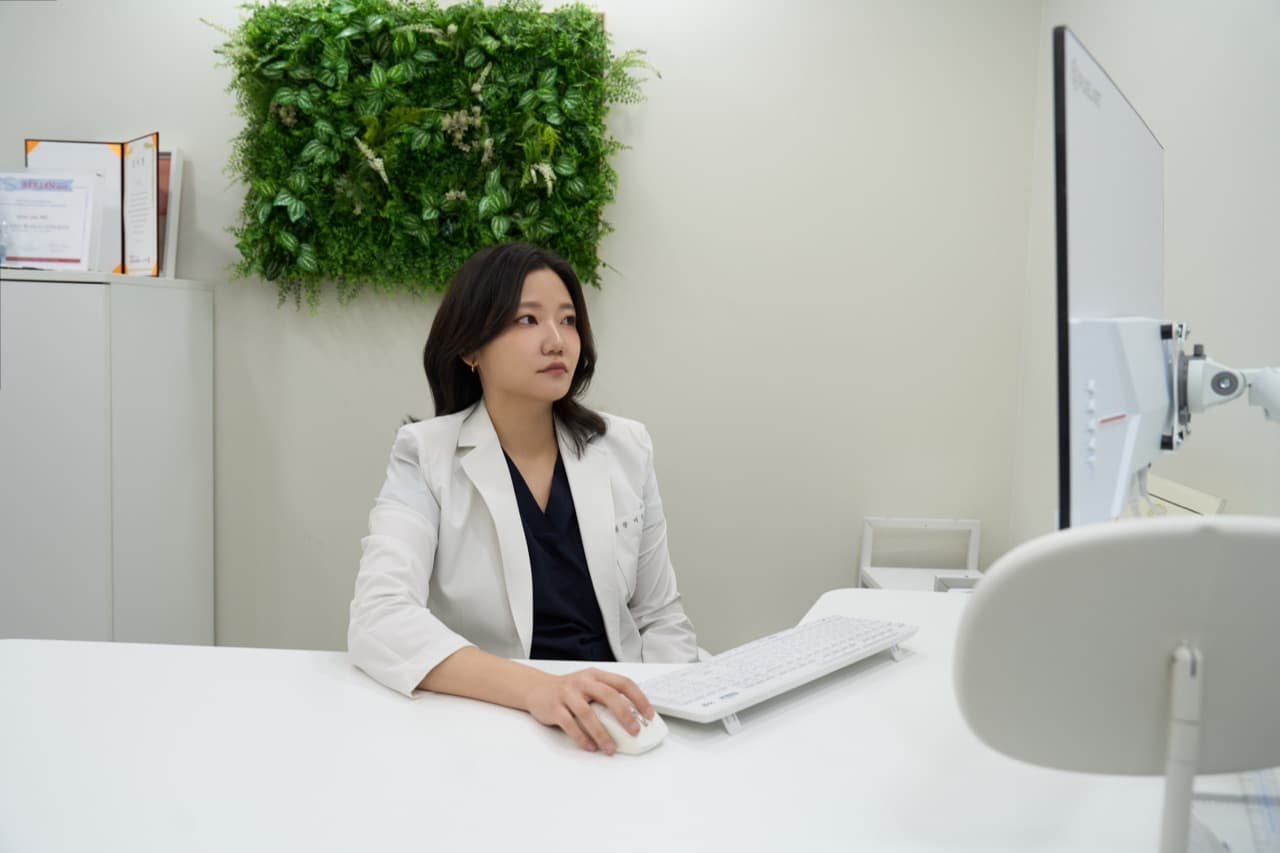 이유진 대표원장이 진료실에서 모니터를 보며 진료를 준비하는 모습