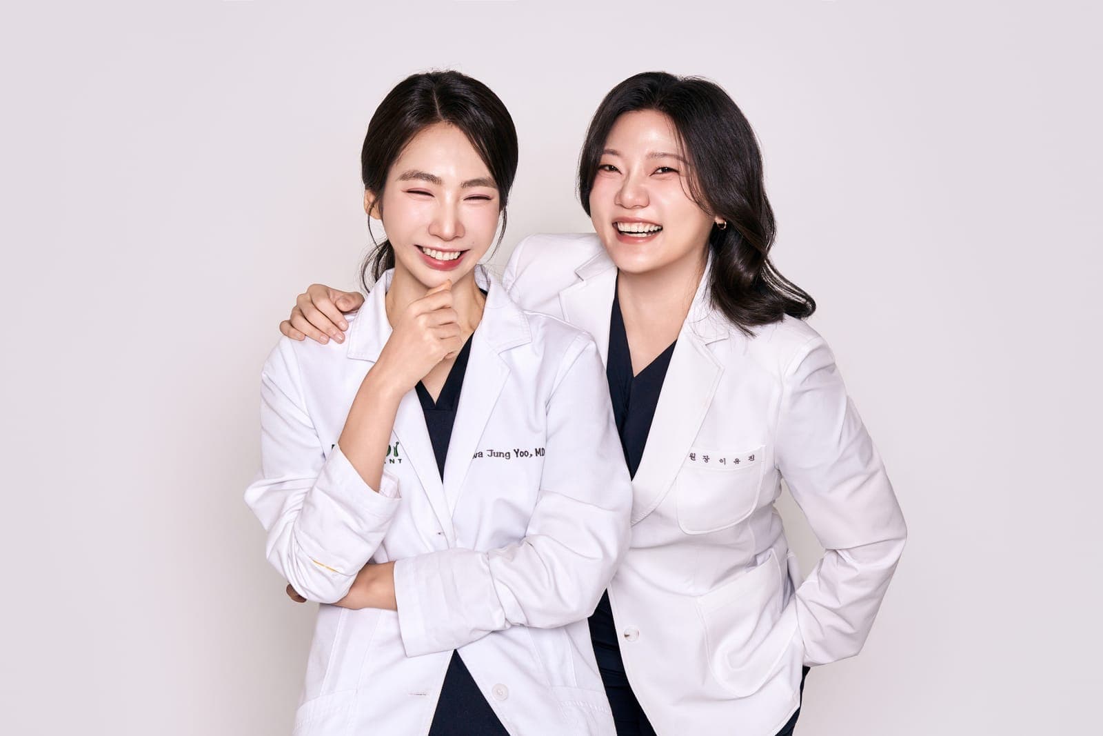모디헤어플란트의원 의료진 — 흰 가운을 입은 두 명의 원장