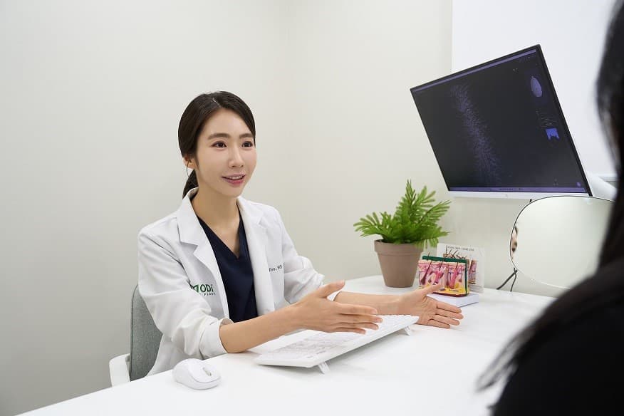 탈모약 제네릭과 오리지널의 차이를 설명하는 모디헤어플란트의원 유화정 원장